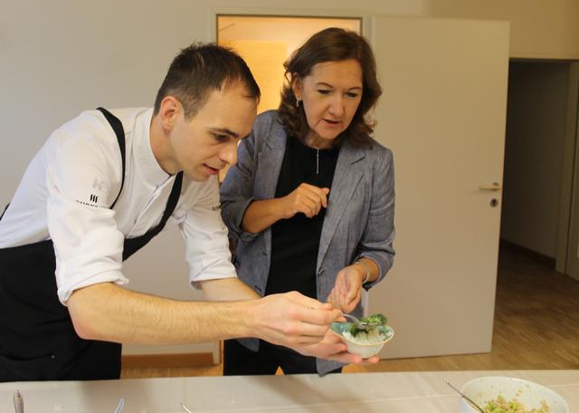 Erika Lottmann, Sprecherin der Initiative Lebensraum Ennstal, kostet sich bei Klemens Schraml durch.