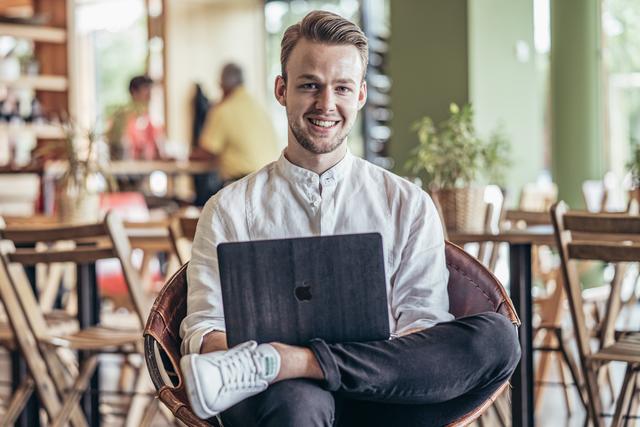 Patrick Schlauer möchte Unternehmen mit ihren Geschichten aus der Masse herausheben. | Foto: Christof Hütter Photography