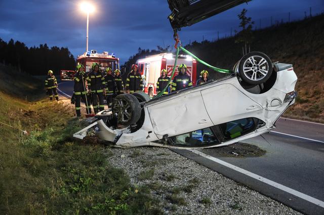Der Wagen überschlug sich, die 22-jährige Lenkerin  wurde bei dem Unfall verletzt | Foto: laumat.at