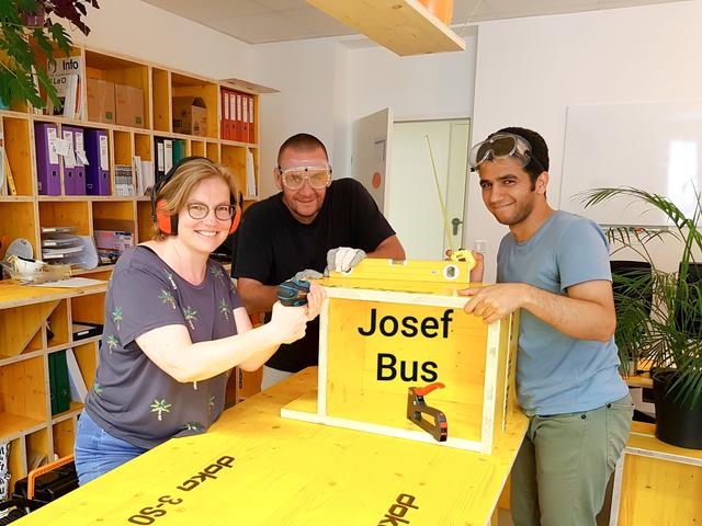 Gemeinsam helfen: Josefbus-Leiterin Bettina Wagner unterstützt mit ihrem Projektteam bei Heimwerksarbeiten. | Foto: Taha Alshemaree