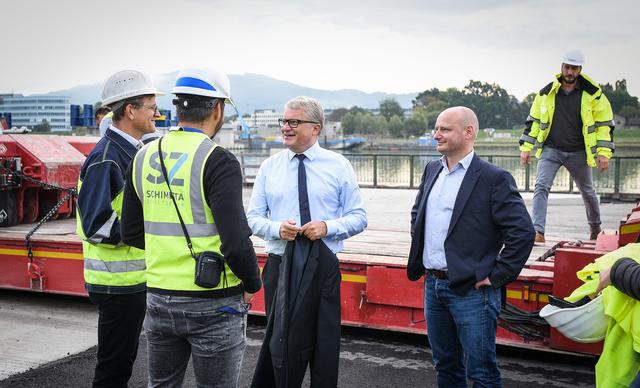 Bürgermeister Klaus Luger und Vizebürgermeister Markus Hein überzeugen sich vom Baufortschritt.