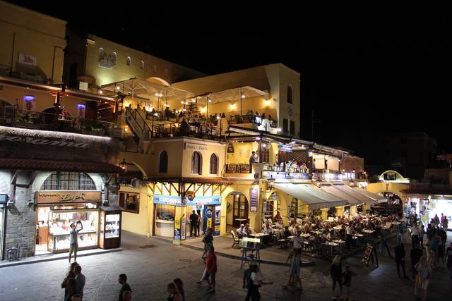 Altstadt in Rhodos bei Nacht..