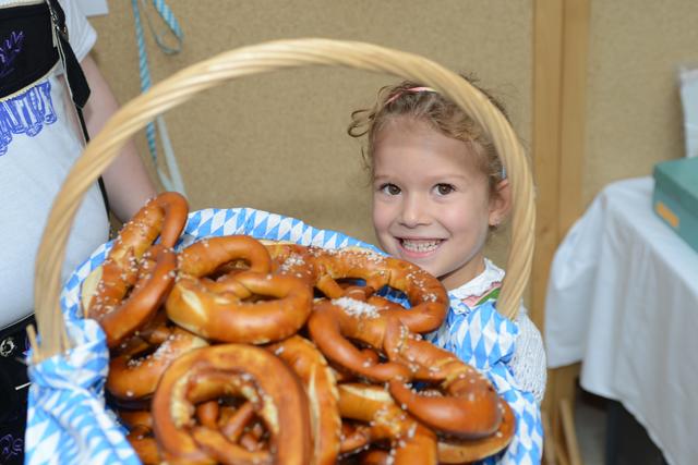 Leonie Klöckl mit dem Brezelkorb.