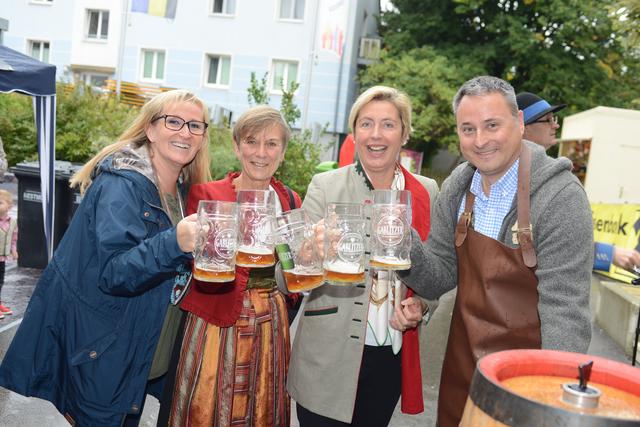 GGR Manuela Dundler-Strasser, Bgm. Claudia Bock, NR-Abg. Michaela Steinacker udn Bgm. Michael Cech genossen das Gablitzer Bier in Massen.