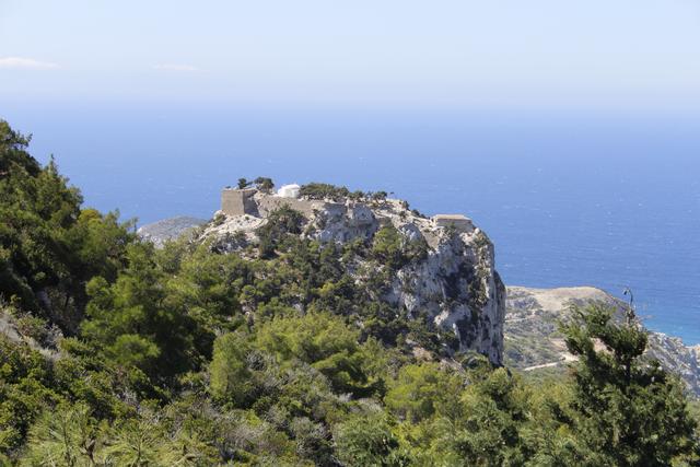 Im Westen der Insel auf Monolithos  liegt diese Johanniterfestung auf einer einsamen Felskuppe.