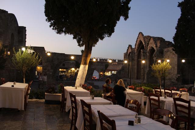 In einer abgelegenen, romantischen Taverne, abseits der touristischen Lokale, haben wir das gute griechische Essen genossen.