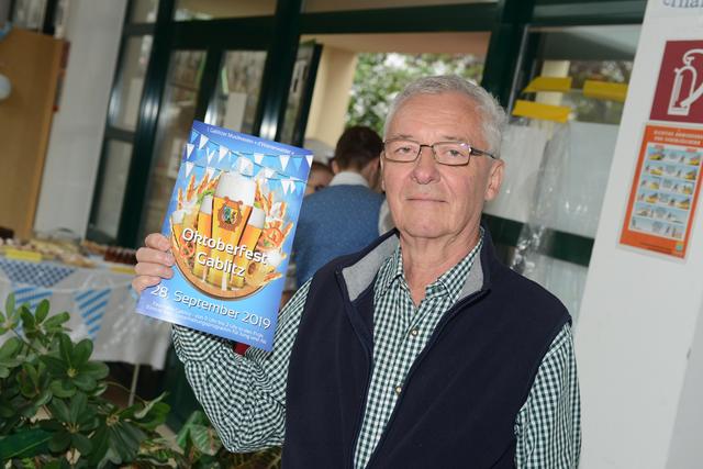 Erwin Höblinger verkaufte am Oktoberfest die Grillhendl-Bons.