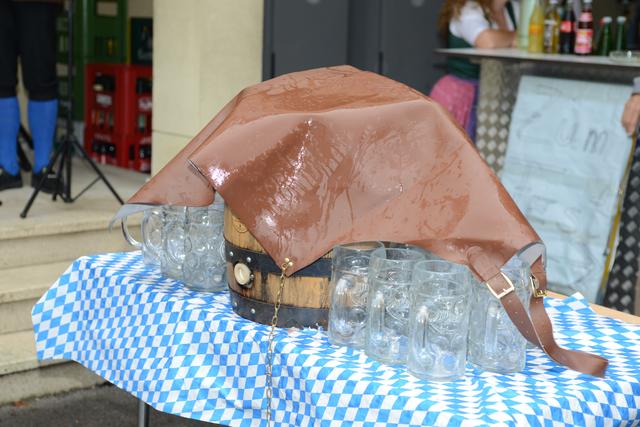 Ein Fass Gablitzer Bier wartet im Regen auf den Anstich.