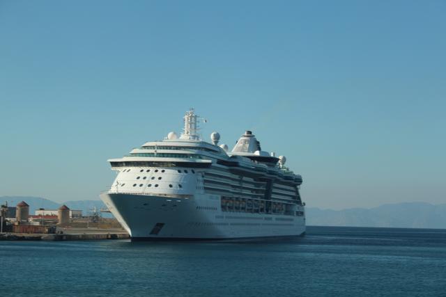 Das Kreuzfahrt-Schiff ist Gottseidank abgefahren, bevor wir die Stadtführung in der Altstadt in Rhodos machten.
Am Hafen von Mandra`ki.
   