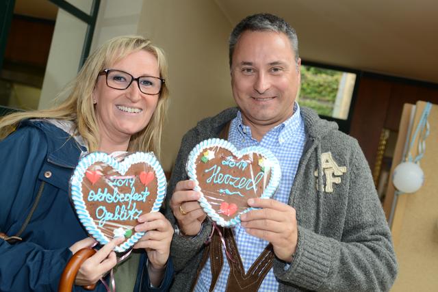 GGR Manuela Dundler-Strasser und Bgm. Michael Cech am Tag vor der Nationalratswahl mit einem großen Oktoberfest-Herz mit türkiser Handschrift auf braunem Lebkuchengrund.