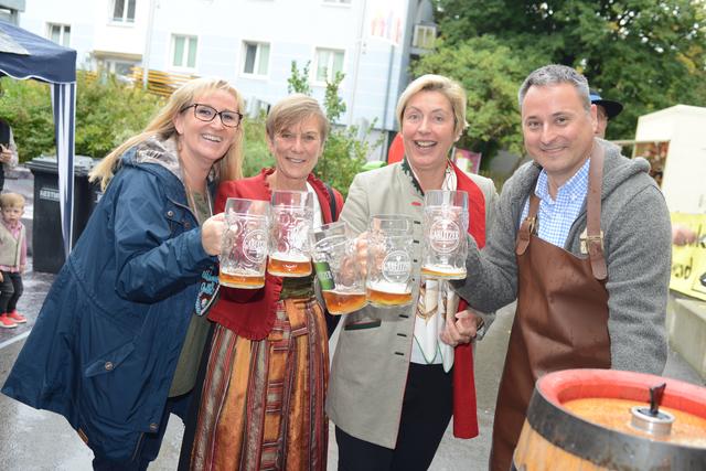 GGR Manuela Dundler-Strasser, Bgm. Claudia Bock, NR-Abg. Michaela Steinacker udn Bgm. Michael Cech genossen das Gablitzer Bier in Massen.