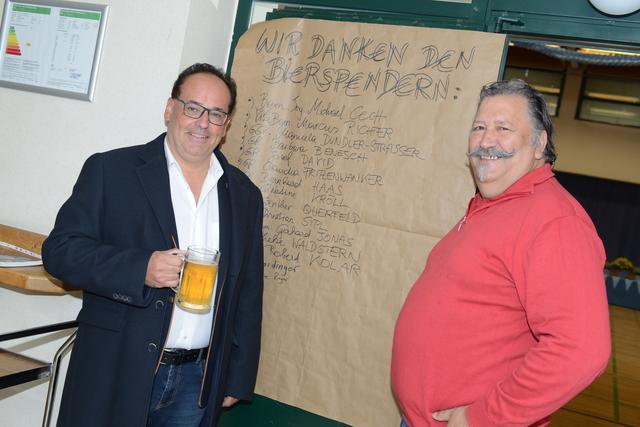 Vizebgm. Markus Richter und GGR Christian Sipl spendeten dem 1. Gablitzer Musikverein ein ganzes Fass Bier.
