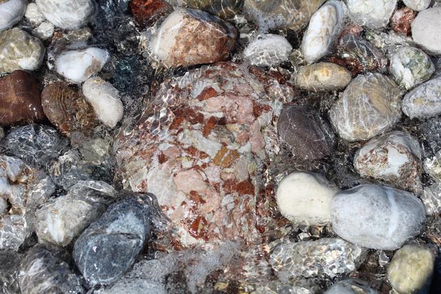 Bunte Stein säumen den Strand in Afandou