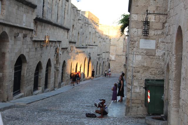 Die mittelalterliche Ritterstrasse in der Altstadt von Rhodos so Menschenleer zu sehen ist etwas besonderes. 