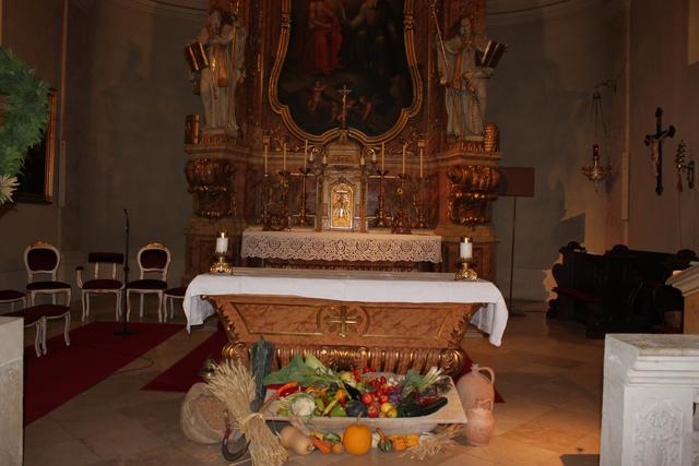 Der herbstlich geschmückte Altarraum der Weidener Pfarrkirche. | Foto: Andrea Glatzer