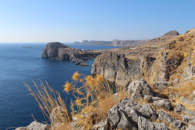 Herrlicher Klippen- Blick vom Aufstieg zur Akopolis von Lindos in die Ägäis