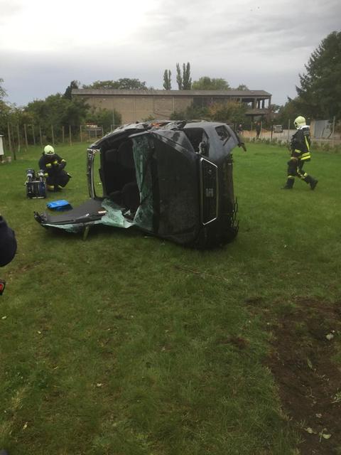 Die beiden Personen mussten aus dem Fahrzeug befreit werden.  | Foto: Stadtfeuerwehr Frauenkirchen