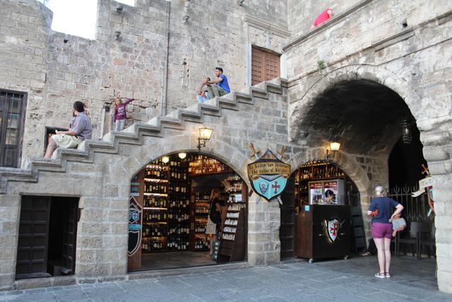 Ein beliebter Treffpunkt nach Stadtführungen ist  diese Stiege am Hauptplatz, der Altstadt in Rhodos.  