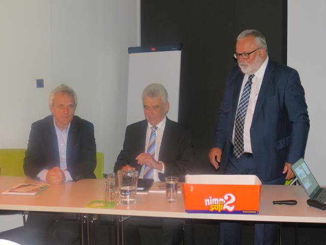Franz Saxinger mit Bürgermeisterkollegen Josef Lamperstorfer (Mitte) und Jiri Hulka (links) | Foto: wuc