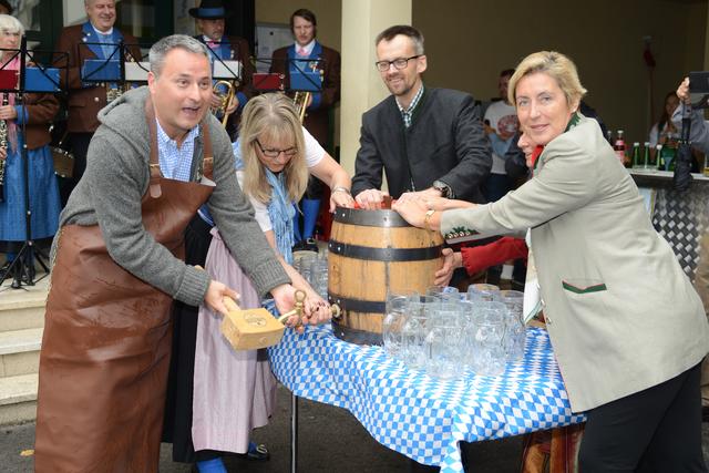Bgm. Michael Cech öffnete das Fass mit der Holzhammer-Methode.