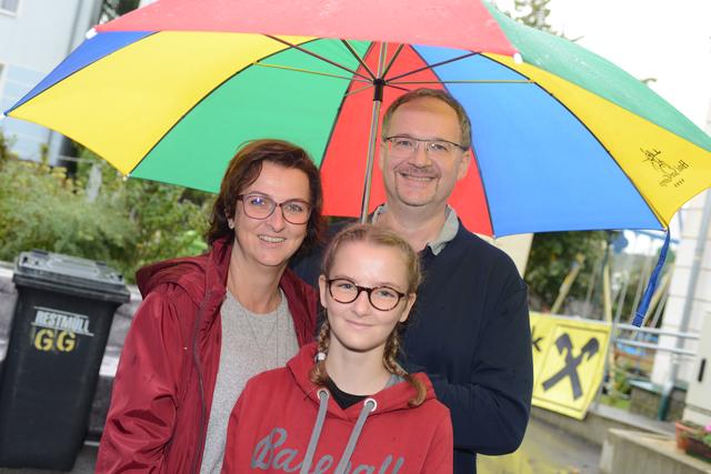 Michaela und Bettina Jonas mit Reinhart Köttner und dem Regenschirm.