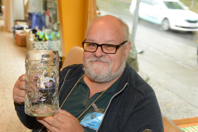Simon Dörflinger verkaufte am Gablitzer Pfarrflohmarkt Original-Masskrüge vom Münchner Oktoberfest.