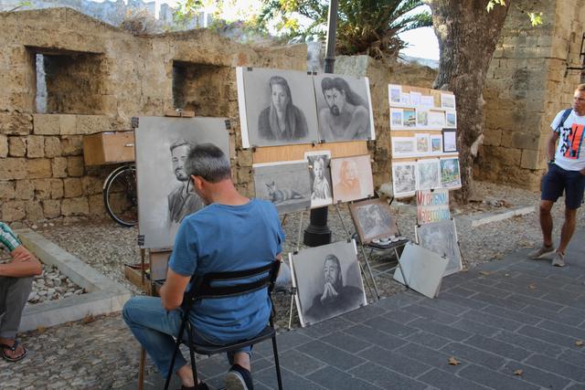 In der Altstadt gibt es viele Künstler, die tolle Porträts und Karikaturen zeichnen.