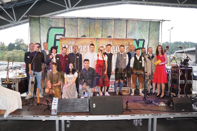 Die gesamte Belegschaft des Autohauses Scheer feierte die Eröffnung mit. | Foto: Almer