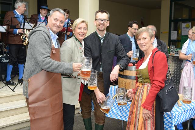 Bgm. Michael Cech , NR-Abg. Michaela Steinacker, Braumeister Marcus Führer und Bgm. Claudia Bock genossen das Gablitzer Bier in Massen.