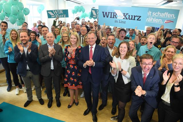 Großer Jubel in der oberösterreichischen VP-Wahlzentrale.