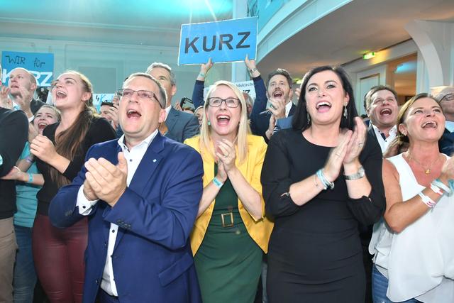 Parteigranden im Siegestaumel. | Foto: Markus Spitzauer