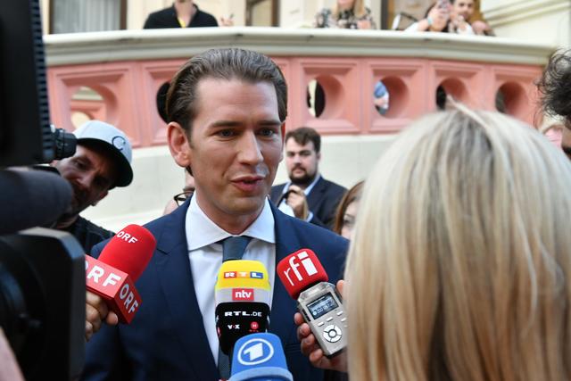 Die Medienvertreter drängten sich um Sebastian Kurz. | Foto: Markus Spitzauer