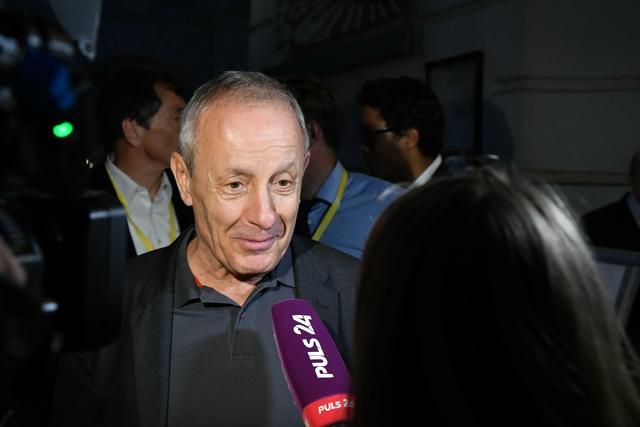 Tapfer beantwortete Pilz Fragen der Medien | Foto: Markus Spitzauer