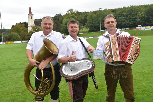Wolfgang Werderits, Reinhard Asanger und Günter Dürnbeck präsentierten die Jubiläums-CD. | Foto: Michael Strini