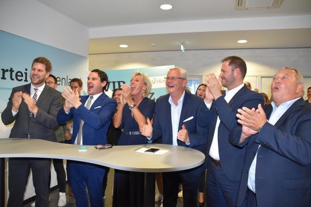 Großer Jubel bei der ÖVP Burgenland nach Bekanntgabe der ersten Hochrechnung.