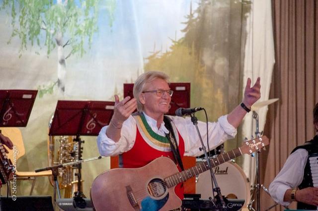 "Ex-Schürzenjäger" Willi Kröll durfte in Natters Ovationen zu seinem 70. Geburtstag entgegennehmen. | Foto: Stefan Schwaiger