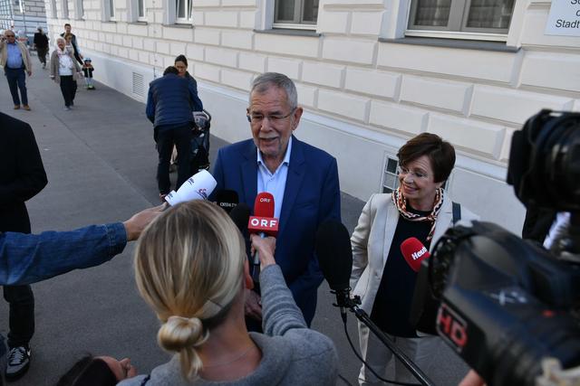 Bundespräsident Alexander Van der Bellen mit Ehefrau Doris Schmidauer nach seiner Stimmabgabe. (c) Markus Spitzauer