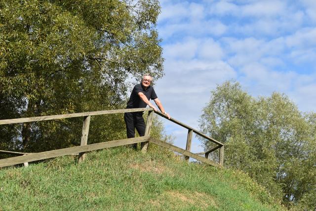 Auf einem Hügel am Strembach hat Bildhauer Richard Richter seinen Vogelbeobachtungsplatz in der Bocksdorfer Natur gefunden.