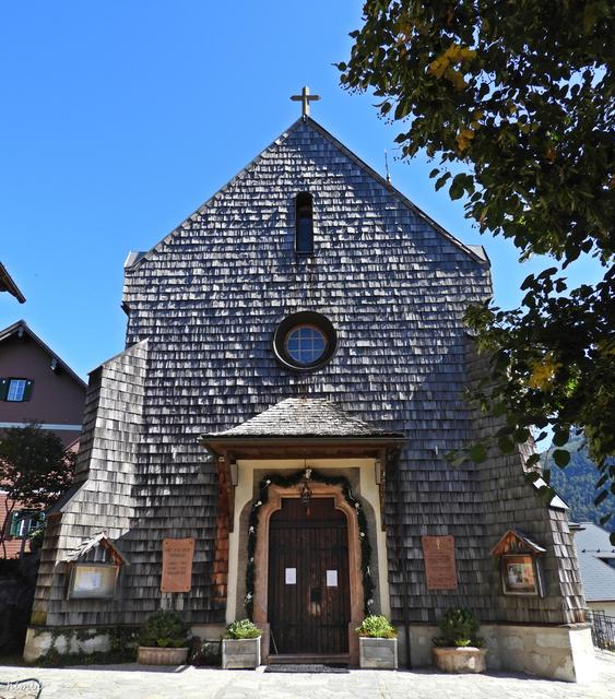 Katholische Pfarrkirche Grundlsee Heiliges Herz Jesu: Die Pfarrkirche Grundlsee im Ortsteil Bräuhof ist dem heiligen Herzen Jesu geweiht. Sie wurde in den Jahren 1888 bis 1890 nach Plänen von Robert Mikovics im neugotischen Stil errichtet