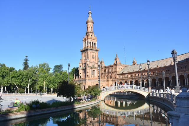 Plaza de España (Sevilla) 
Die Plaza de España ist einer der bekanntesten Plätze in Sevilla, Spanien. Als Sevilla 1929 die Iberoamerikanische Ausstellung veranstaltete, wurden viele Gebäude für die Ausstellung im Maria Luisa Park errichtet, unter diesen die Plaza de España von Aníbal González (der ebenfalls leitender Architekt der Gesamtveranstaltung war). Von „Gebäude“ wird hier deshalb gesprochen, weil der Platz durch ein halbkreisförmiges Gebäude, das sich nahtlos um den Platz legt, erst gebildet wurde. Der Halbkreis hat einen Durchmesser von 200 Metern und soll eine Umarmung der südamerikanischen Kolonien durch Spanien symbolisieren. Außerdem zeigt die Öffnung des Halbkreises in Richtung Fluss, als Parabel für den Weg, dem man folgen muss, um nach Amerika zu gelangen. 