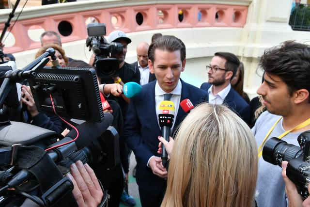 ÖVP-Parteichef Sebastian Kurz gab nach Bekanntwerden des Wahlergebnisses die ersten Interviews. | Foto: Markus Spitzauer