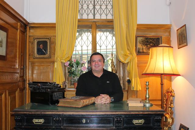 Innhaber Gerald Fischer im alten Büro des Urgroßvaters.