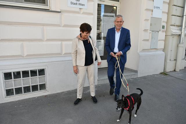 Bundespräsident Alexander Van der Bellen mit Gattin Doris Schmidauer und seinem Hündchen "Juli" nach der Stimmabgabe in seinem Wahllokal. (c) Markus Spitzauer