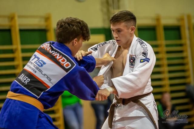 Daniel Leutgeb in weiß siegt 2x souverän in der Klasse -60kg