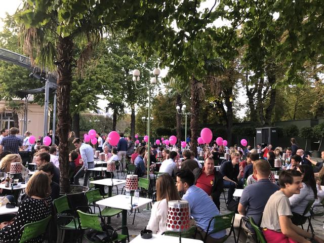 Zwischen pinken Luftballons herrscht bei der Wahlparty der NEOS eine ausgelassene Stimmung im Garten der Säulenhalle.