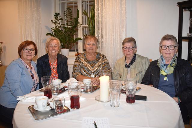 Einst Schichtkolleginnen, heute Stammtisch: Anita Wukitsevits, Erika Klanacsky, Brigitte Stubits, Johanna Ertl, Gertrude Orsolits (von links).
