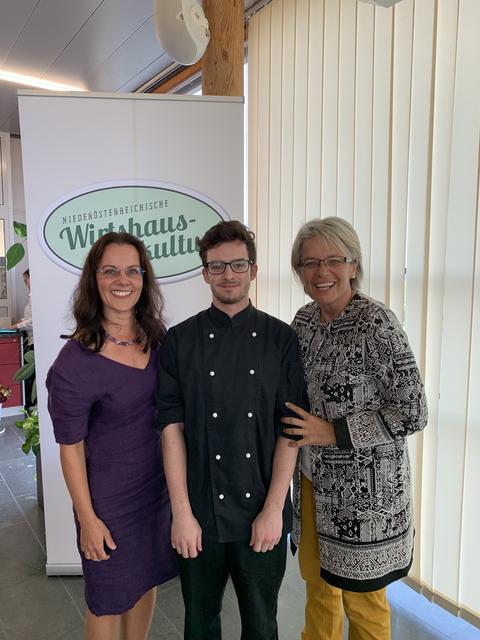 Die Wirtsleute Sigrid und Kurt Neusser vom Steinerhof dürfen sich freuen. Ihr Lehrling Julian gewann den 2.Platz und wurde zum "Silberlehrling 2019". Sigrid Neusser, vom Steinerhof mit Lehrling Julian Waroschitz und Landesrätin für Tourismus Dr. Petra Bohuslav.
