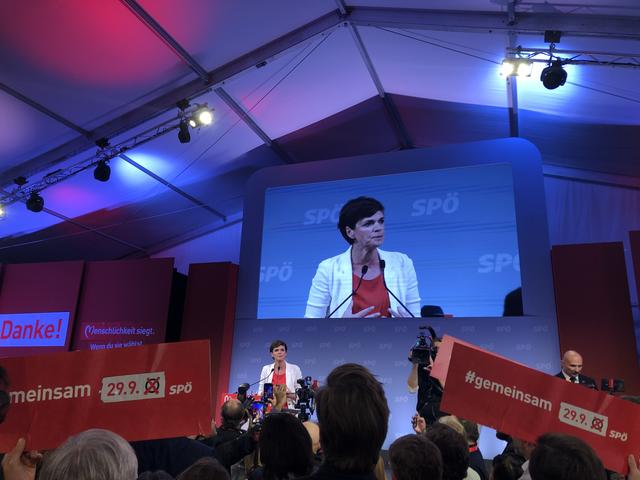 SPÖ-Spitzenkandidatin Pamela Rendi-Wagner sorgt doch noch für Stimmung im Zelt neben dem Burgtheater.
