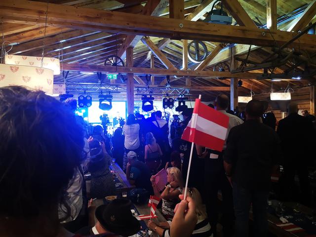 Eher verhaltene Stimmung in der Party Alm.