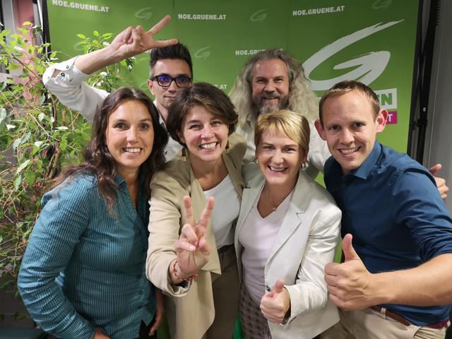 Daumen hoch für den Wiedereinzug in den Nationalrat - Ulrike Fischer (links).
